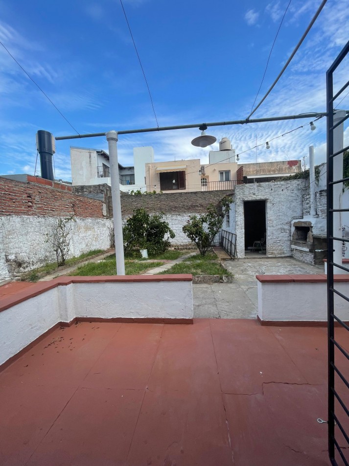 EN ALQUILER!! CASA con patio y terraza en zona sur. Gutierrez 1000