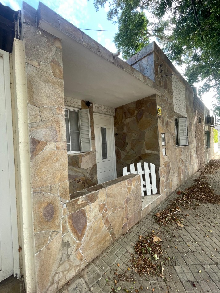 EN ALQUILER!! CASA con patio y terraza en zona sur. Gutierrez 1000
