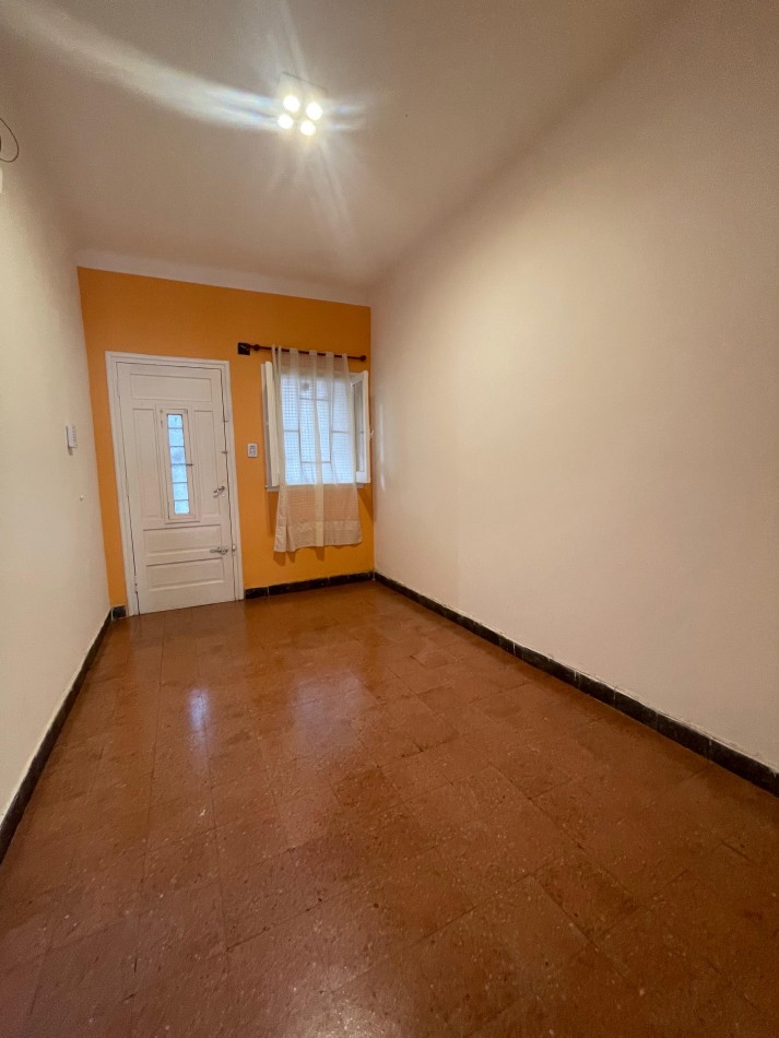 EN ALQUILER!! CASA con patio y terraza en zona sur. Gutierrez 1000