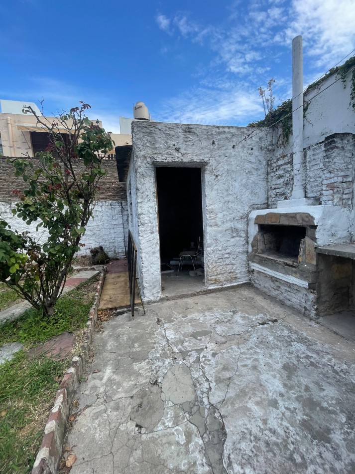 EN ALQUILER!! CASA con patio y terraza en zona sur. Gutierrez 1000