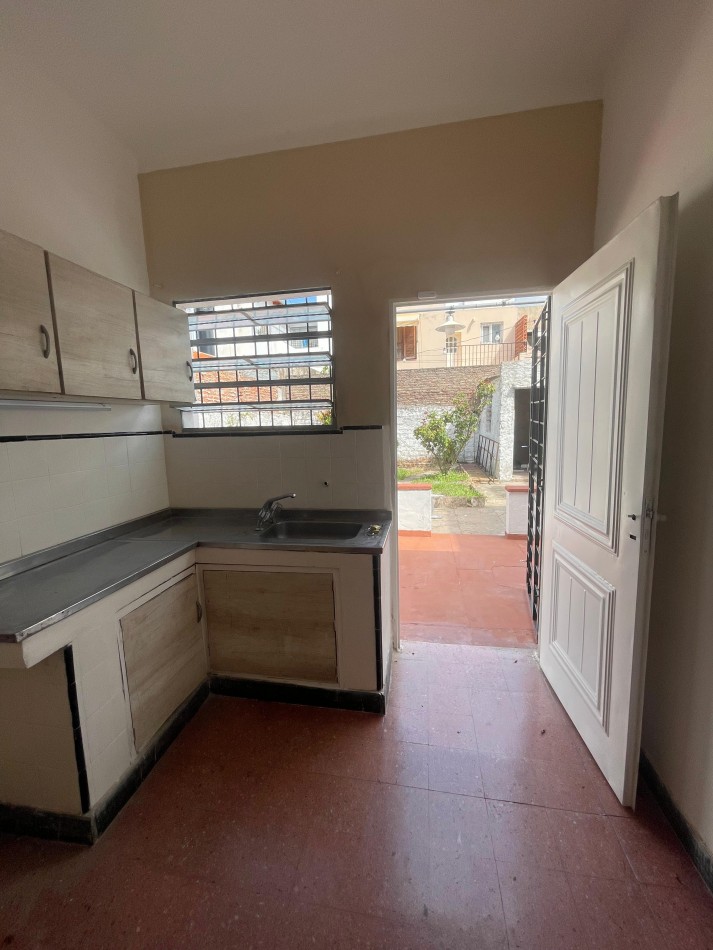 EN ALQUILER!! CASA con patio y terraza en zona sur. Gutierrez 1000