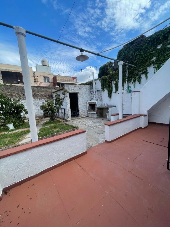 EN ALQUILER!! CASA con patio y terraza en zona sur. Gutierrez 1000