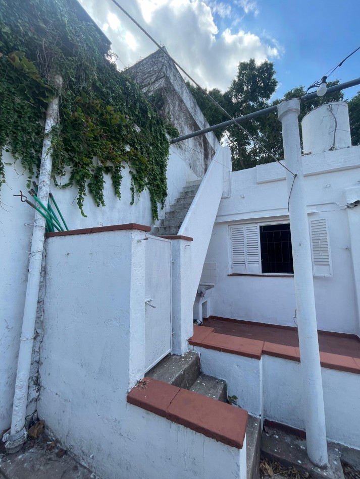 EN ALQUILER!! CASA con patio y terraza en zona sur. Gutierrez 1000