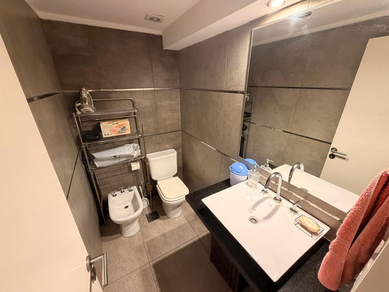 ¡Hermoso departamento 2 dormitorios + cochera y baulera en venta! 3 de febrero 1800