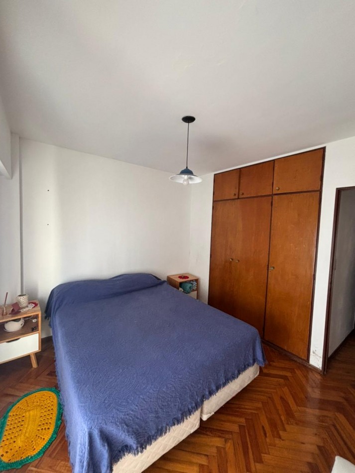 EN ALQUILER. Depto 2 dormitorios con balcon al frente. montevideo 1040
