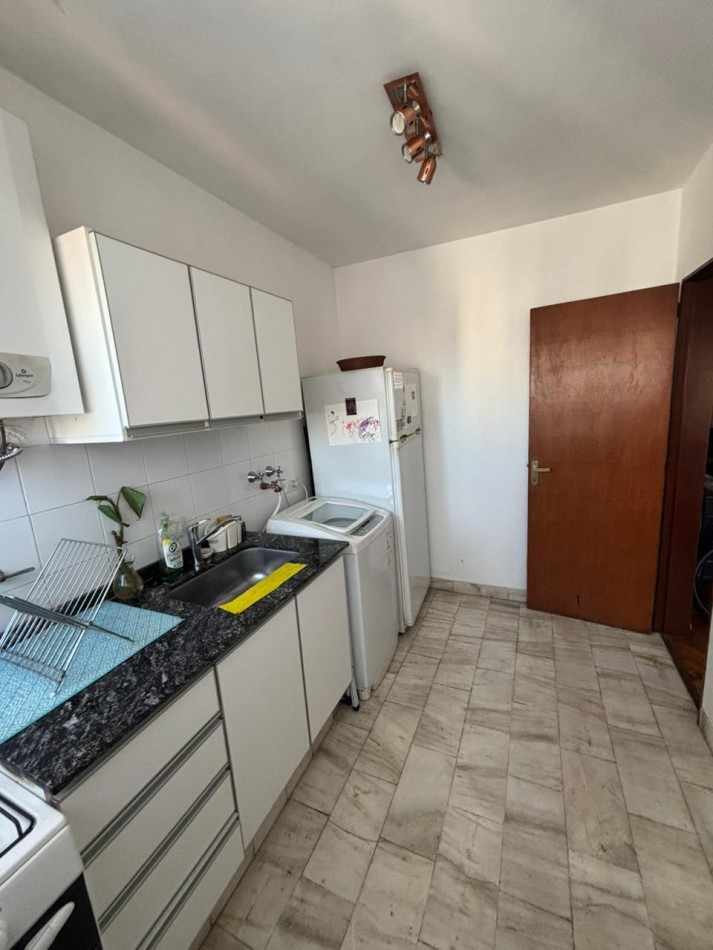 EN ALQUILER. Depto 2 dormitorios con balcon al frente. montevideo 1040