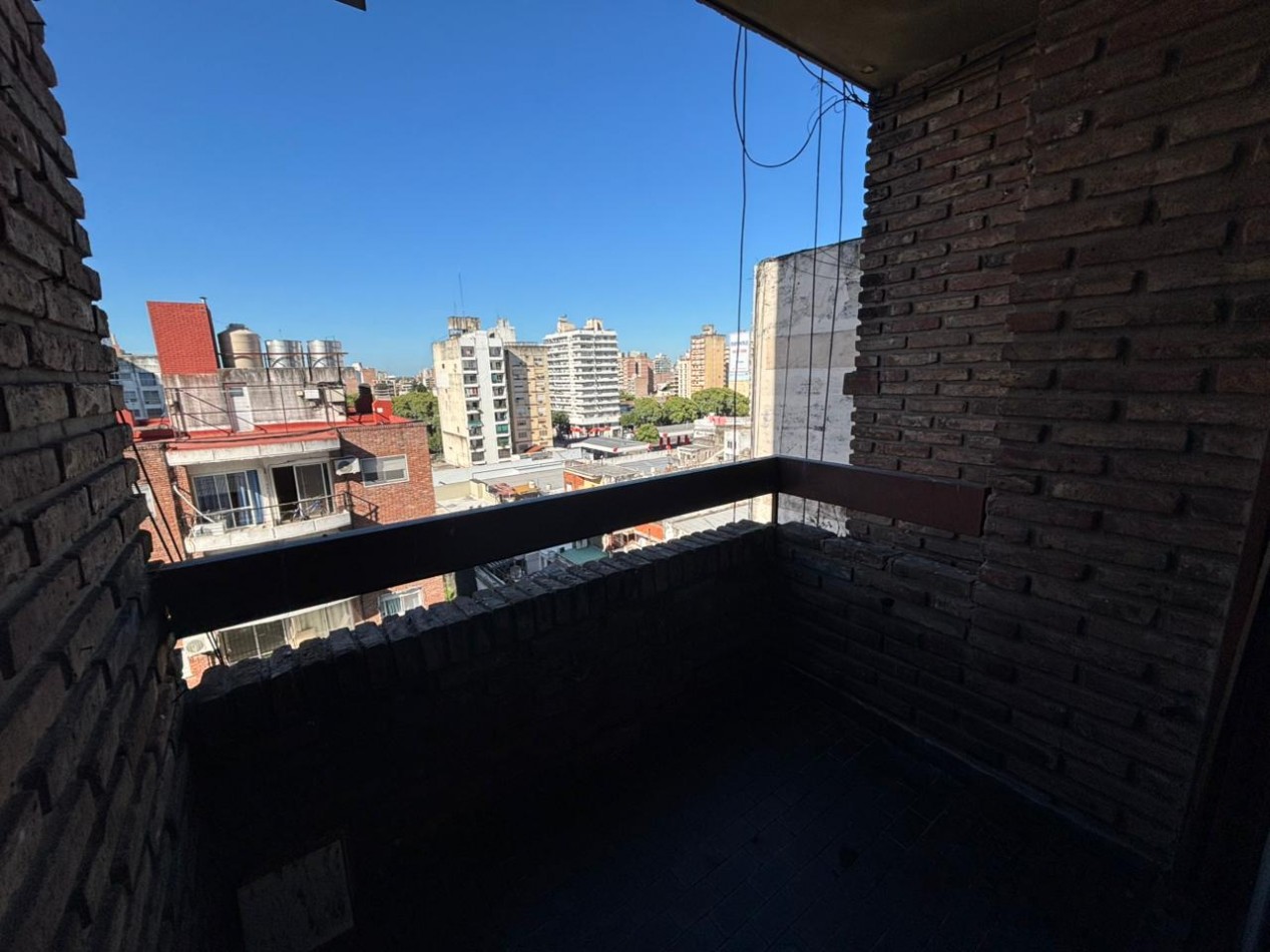 EN ALQUILER. Depto 2 dormitorios con balcon al frente. montevideo 1040
