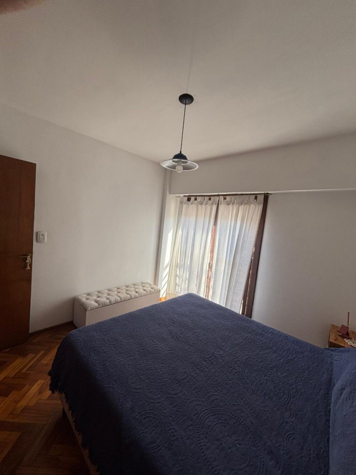EN ALQUILER. Depto 2 dormitorios con balcon al frente. montevideo 1040
