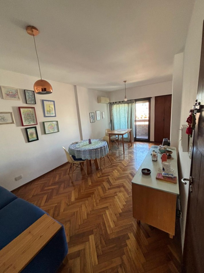 EN ALQUILER. Depto 2 dormitorios con balcon al frente. montevideo 1040