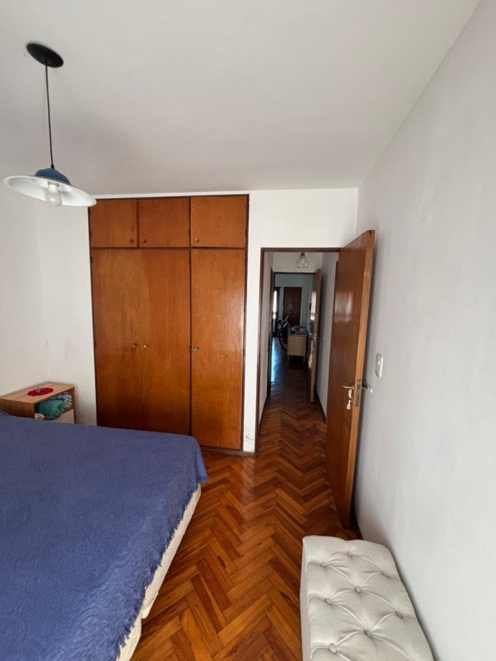 EN ALQUILER. Depto 2 dormitorios con balcon al frente. montevideo 1040