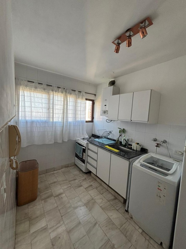EN ALQUILER. Depto 2 dormitorios con balcon al frente. montevideo 1040