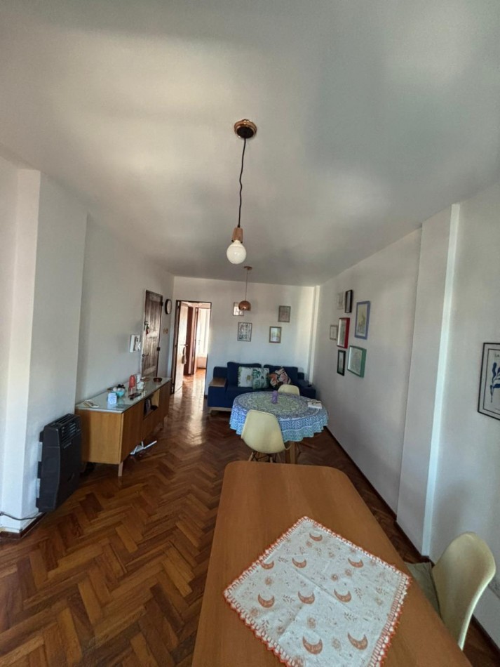 EN ALQUILER. Depto 2 dormitorios con balcon al frente. montevideo 1040