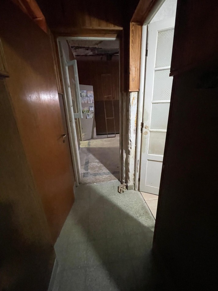 EN VENTA. Depto de pasillo en plata baja a reciclar. 2 DORMITORIOS. Con terraza. Galvez 2190