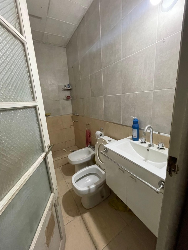 EN VENTA. Depto de pasillo en plata baja a reciclar. 2 DORMITORIOS. Con terraza. Galvez 2190