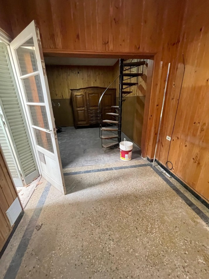 EN VENTA. Depto de pasillo en plata baja a reciclar. 2 DORMITORIOS. Con terraza. Galvez 2190