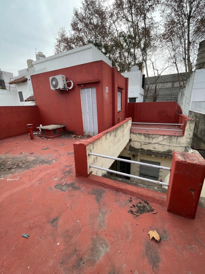 EN VENTA. Depto de pasillo en plata baja a reciclar. 2 DORMITORIOS. Con terraza. Galvez 2190