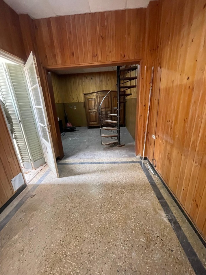 EN VENTA. Depto de pasillo en plata baja a reciclar. 2 DORMITORIOS. Con terraza. Galvez 2190
