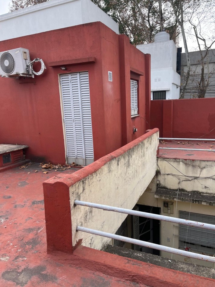 EN VENTA. Depto de pasillo en plata baja a reciclar. 2 DORMITORIOS. Con terraza. Galvez 2190