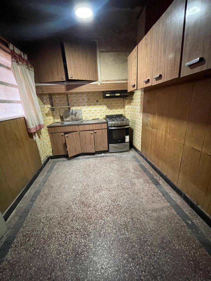 EN VENTA. Depto de pasillo en plata baja a reciclar. 2 DORMITORIOS. Con terraza. Galvez 2190