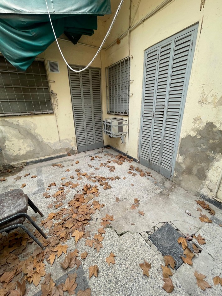 EN VENTA. Depto de pasillo en plata baja a reciclar. 2 DORMITORIOS. Con terraza. Galvez 2190