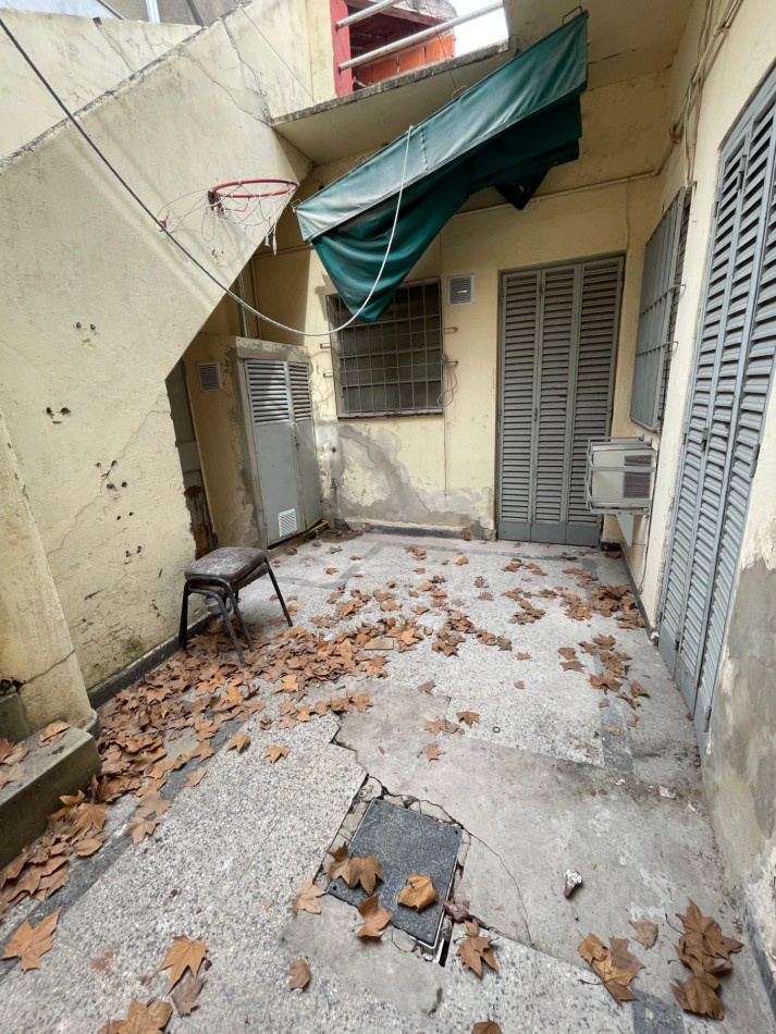 EN VENTA. Depto de pasillo en plata baja a reciclar. 2 DORMITORIOS. Con terraza. Galvez 2190