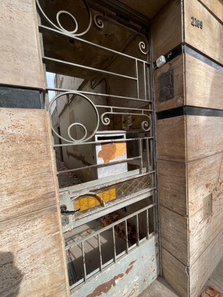 EN VENTA. Depto de pasillo en plata baja a reciclar. 2 DORMITORIOS. Con terraza. Galvez 2190