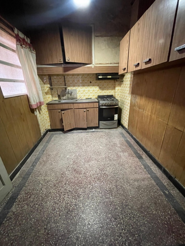 EN VENTA. Depto de pasillo en plata baja a reciclar. 2 DORMITORIOS. Con terraza. Galvez 2190