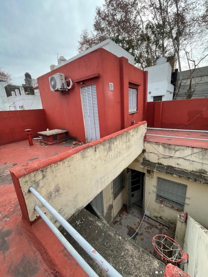EN VENTA. Depto de pasillo en plata baja a reciclar. 2 DORMITORIOS. Con terraza. Galvez 2190