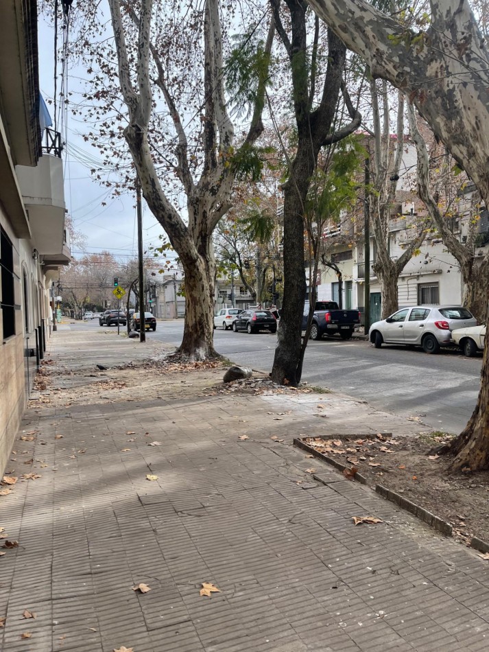 EN VENTA. Depto de pasillo en plata baja a reciclar. 2 DORMITORIOS. Con terraza. Galvez 2190