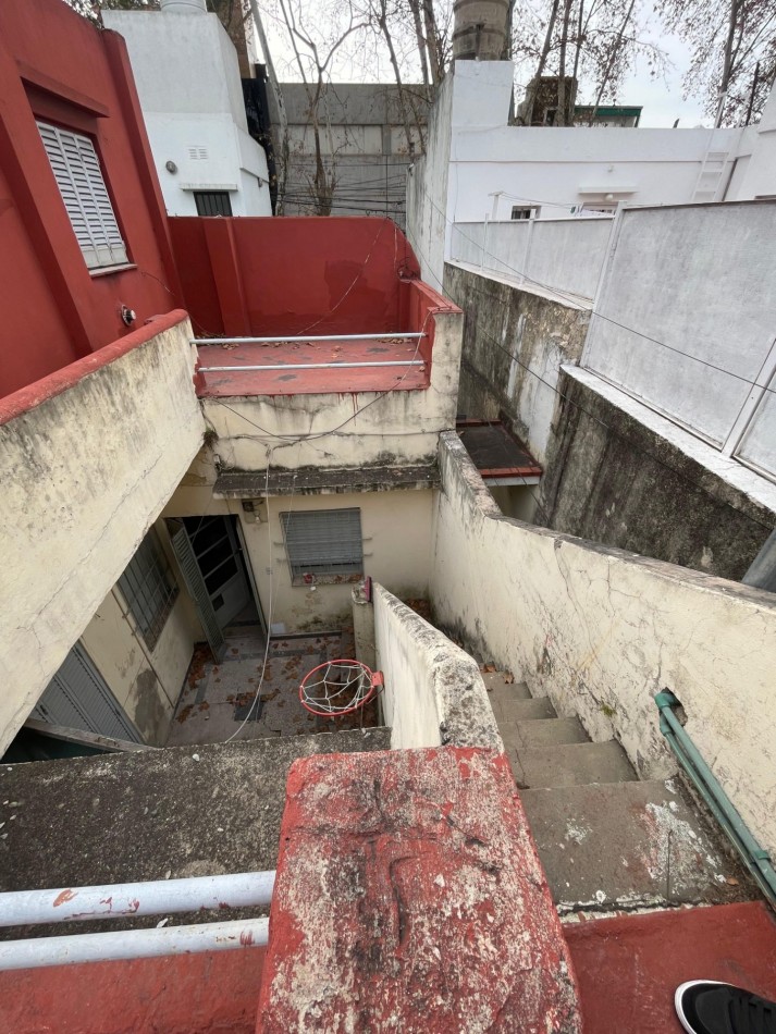 EN VENTA. Depto de pasillo en plata baja a reciclar. 2 DORMITORIOS. Con terraza. Galvez 2190