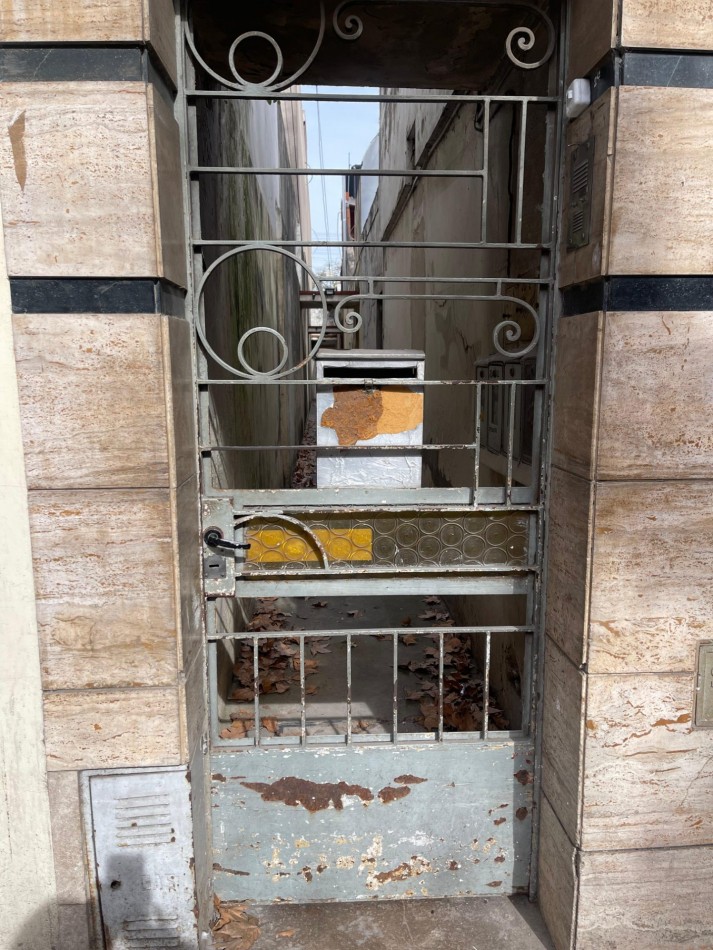 EN VENTA. Depto de pasillo en plata baja a reciclar. 2 DORMITORIOS. Con terraza. Galvez 2190