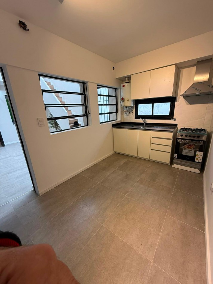 EN VENTA. Casa de pasillo reciclada a nueva en ABASTO. España 1800