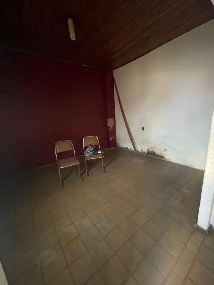 EN VENTA! CASA AL FRENTE A RECICLAR (Entrega 35.000 USD resto financiado). | SAN LORENZO 3500