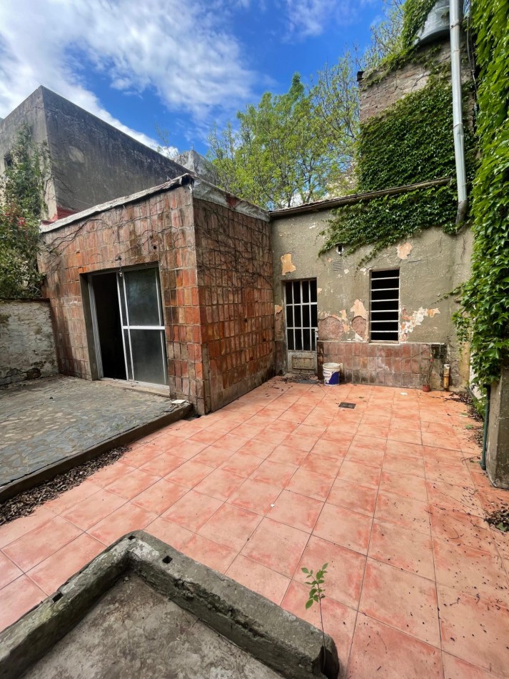 EN VENTA! CASA AL FRENTE A RECICLAR (Entrega 35.000 USD resto financiado). | SAN LORENZO 3500