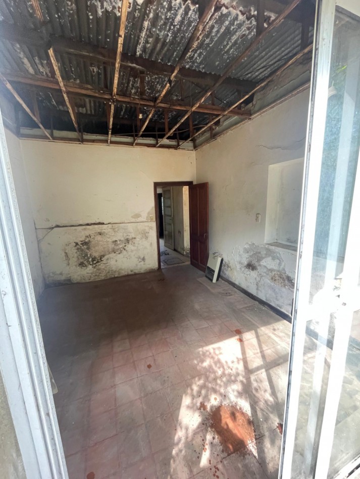 EN VENTA! CASA AL FRENTE A RECICLAR (Entrega 35.000 USD resto financiado). | SAN LORENZO 3500