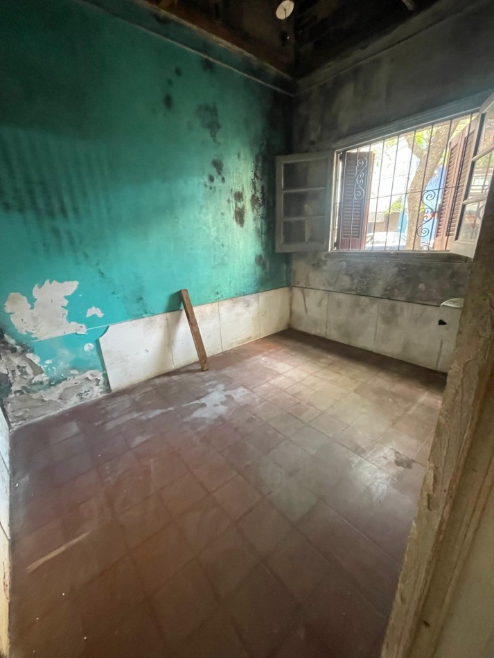 EN VENTA! CASA AL FRENTE A RECICLAR (Entrega 35.000 USD resto financiado). | SAN LORENZO 3500