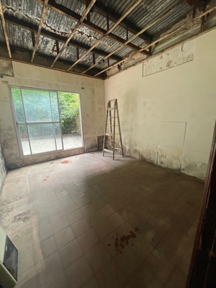 EN VENTA! CASA AL FRENTE A RECICLAR (Entrega 35.000 USD resto financiado). | SAN LORENZO 3500