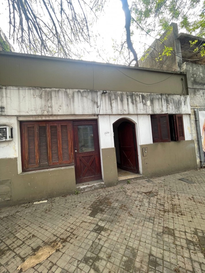 EN VENTA! CASA AL FRENTE A RECICLAR (Entrega 35.000 USD resto financiado). | SAN LORENZO 3500