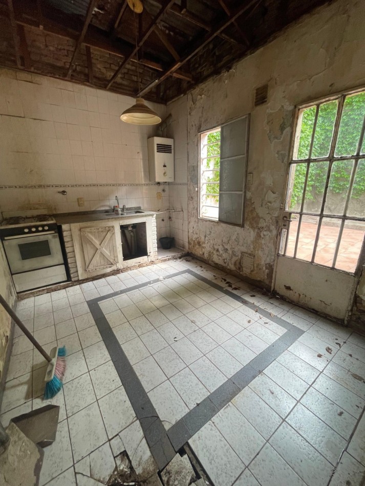 EN VENTA! CASA AL FRENTE A RECICLAR (Entrega 35.000 USD resto financiado). | SAN LORENZO 3500
