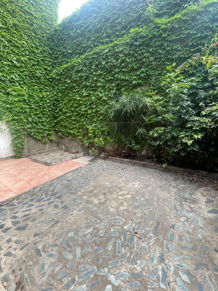 EN VENTA! CASA AL FRENTE A RECICLAR (Entrega 35.000 USD resto financiado). | SAN LORENZO 3500