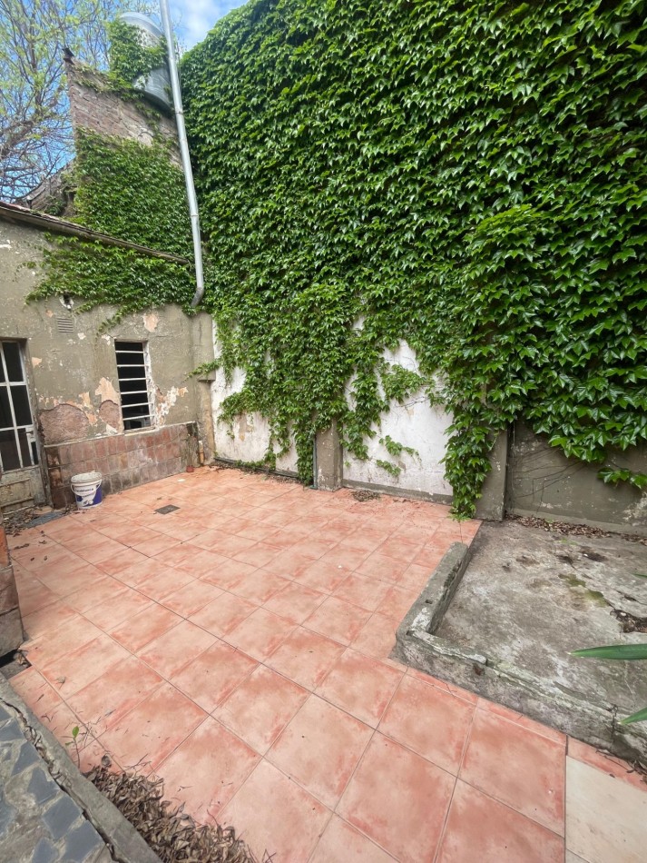 EN VENTA! CASA AL FRENTE A RECICLAR (Entrega 35.000 USD resto financiado). | SAN LORENZO 3500