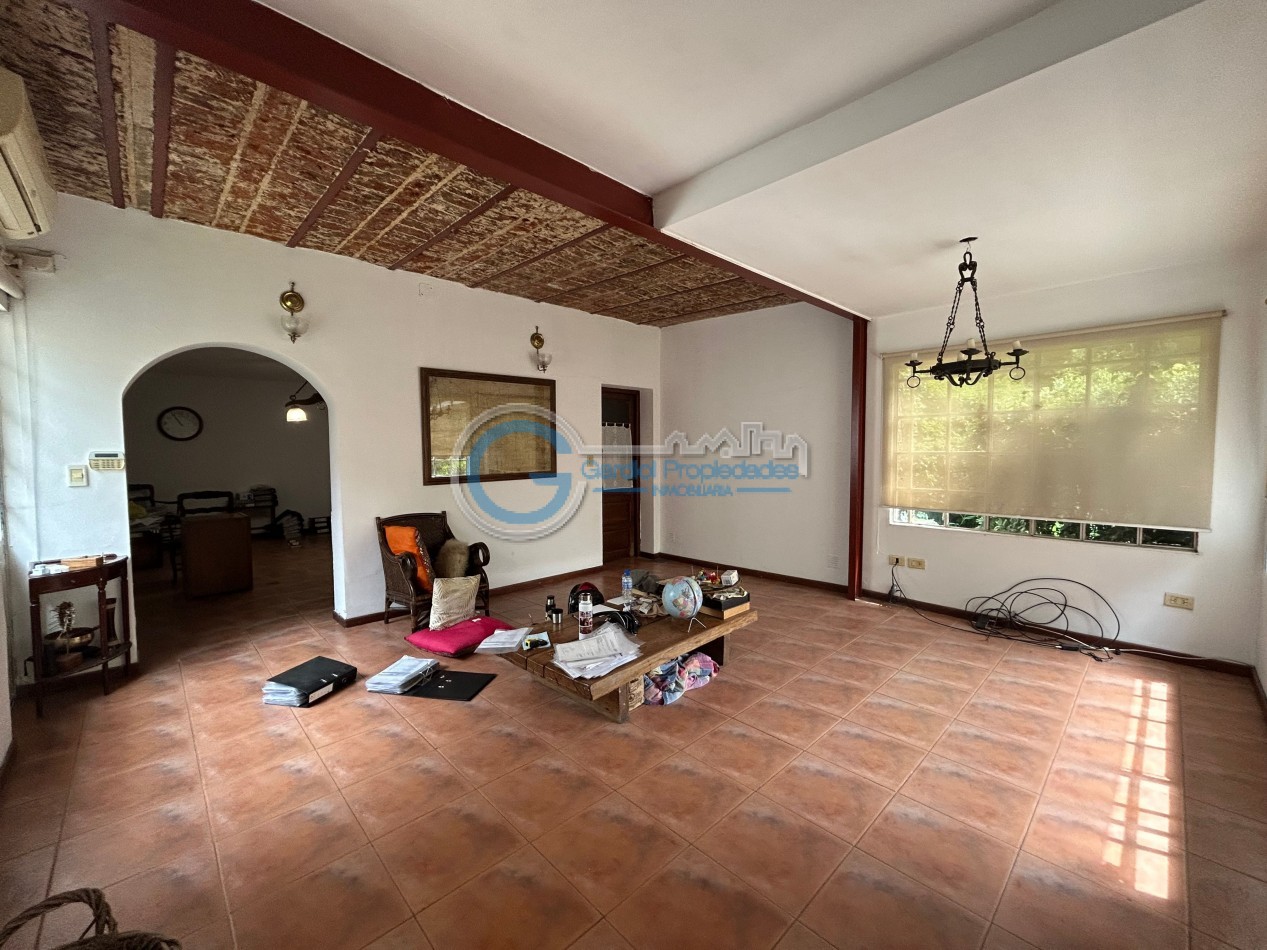Casa de 3 dormitorios, con parque, piscina, quincho, cochera - Ayacucho 5800