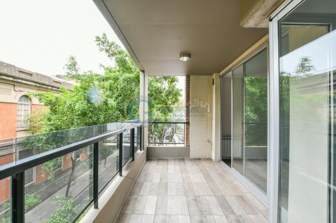 Semipiso 2 dormitorios con cochera. Balcon y patio. Amenities - Jujuy 1600