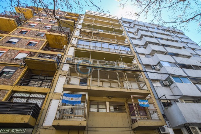 PISO EXCLUSIVO TRES DORMITORIOS reciclado a nuevo - Amplio balcón frente - Cochera - Montevideo 1400