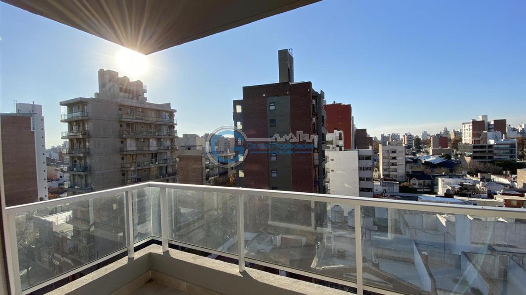 VENTA DEPARTAMENTO Semipiso UN DORMITORIO - Amplios balcones al frente - ENTREGA INMEDIATA - Mendoza 2800