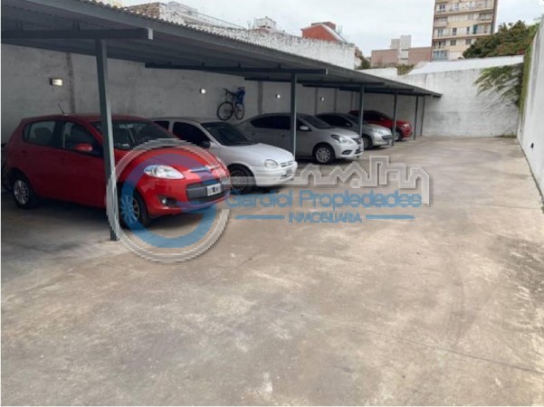 VENTA DEPARTAMENTO Dos dormitorios con cochera - Balcon frente - Azotea: parrillero- Escrituracion inmediata - ABASTO