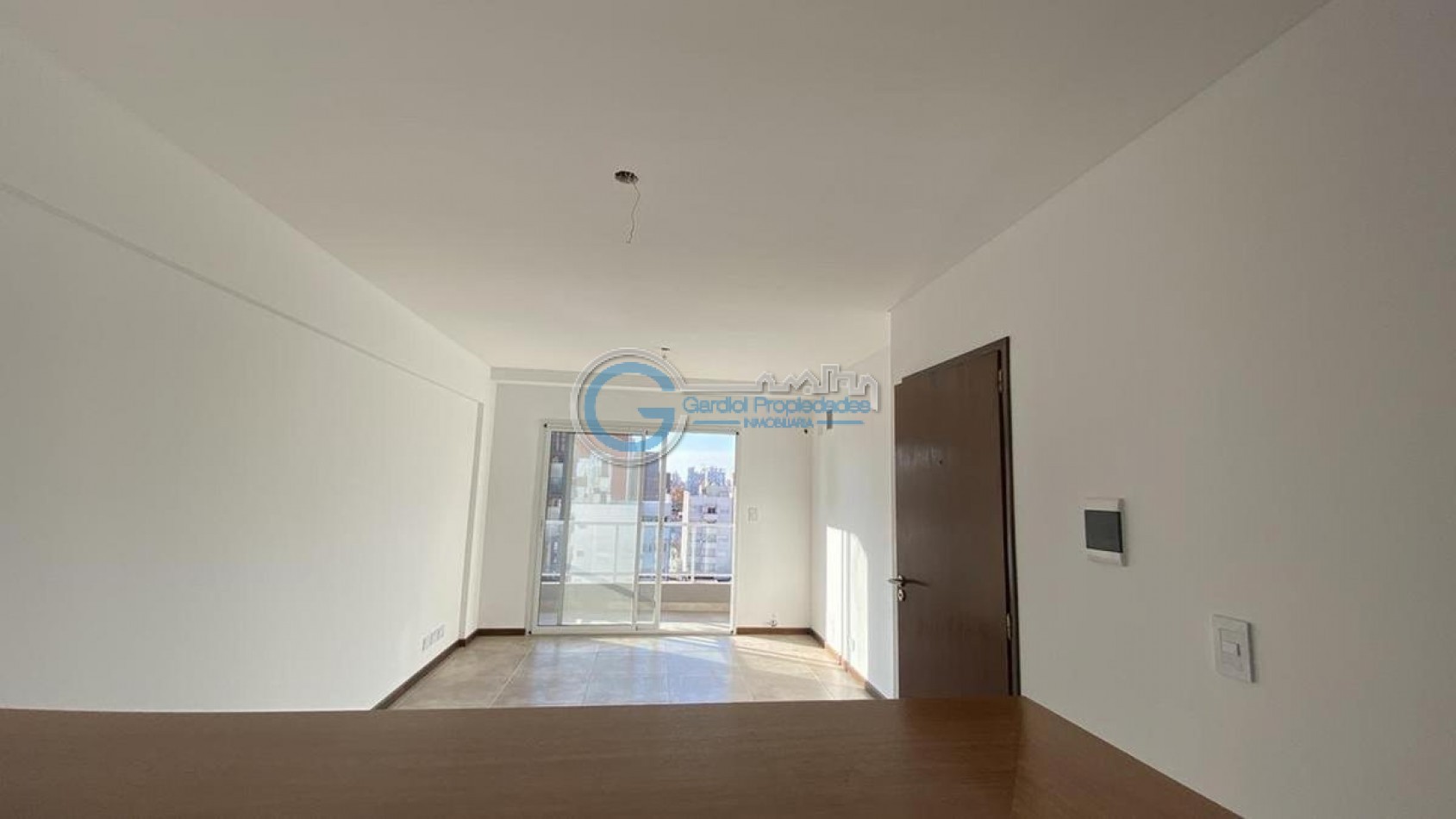 VENTA DEPARTAMENTO Semipiso UN DORMITORIO - Amplios balcones al frente - ENTREGA INMEDIATA - Mendoza 2800