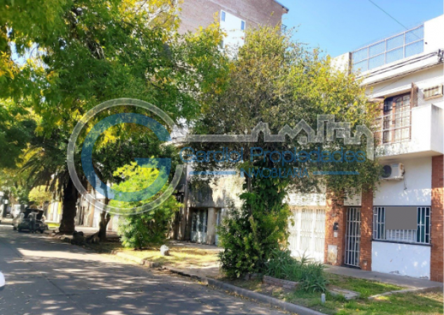CASA AL FRENTE - Dos plantas - Tres dormitorios - Cochera - Tres patios - Terraza - BELLA VISTA