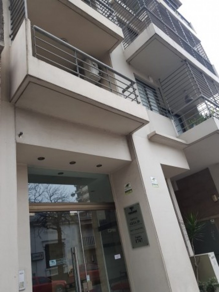 VENTA Impecable Departamento Semipiso Dos dormitorios . Cochera. Amenities. España y Pellegrini