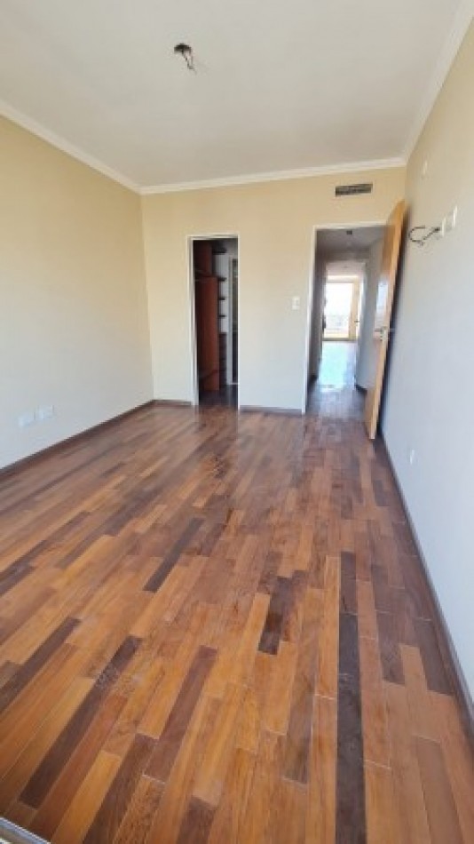 VENTA Impecable Departamento Semipiso Dos dormitorios . Cochera. Amenities. España y Pellegrini